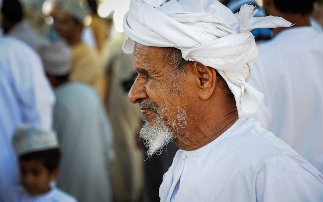 Tradycyjny targ w Omanie z kolorowymi produktami