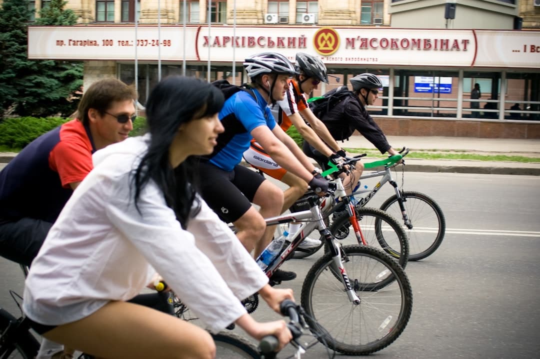 Grupa rowerzystów ciesząca się jazdą w mieście