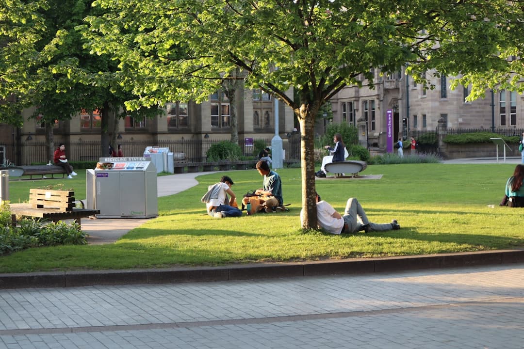 Rodzina ciesząca się piknikiem w parku w Manchesterze