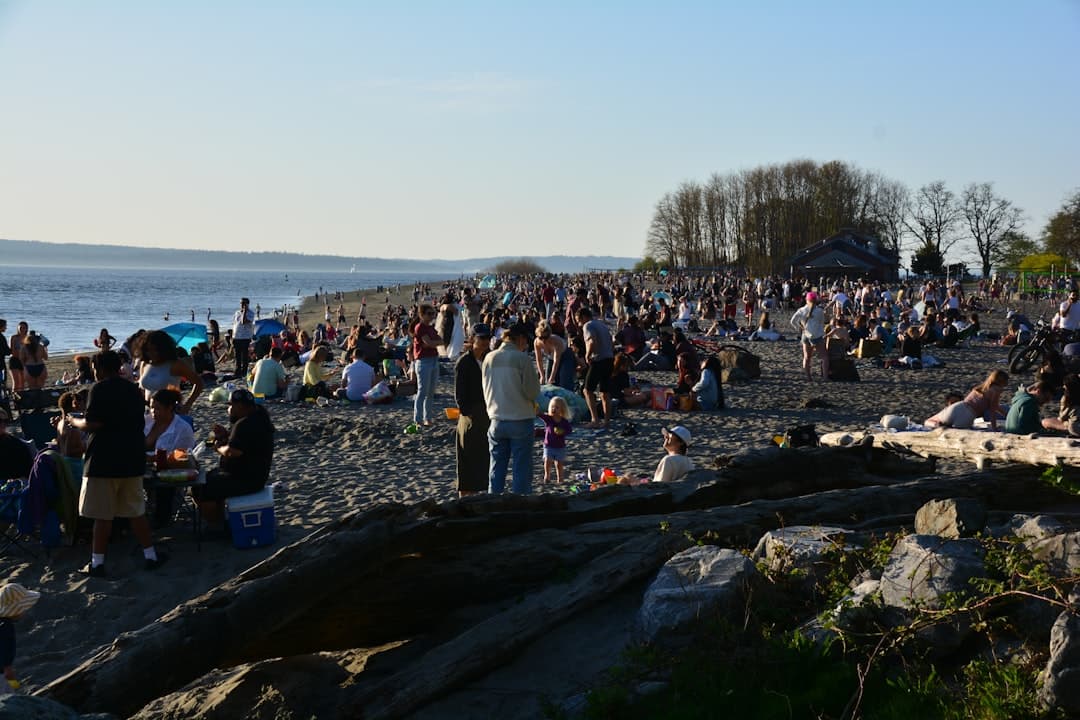 Ludzie cieszący się piknikiem na plaży