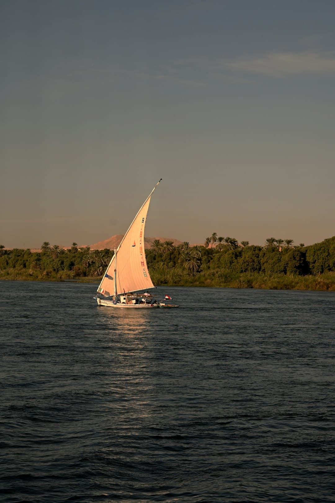Feluka na Nilu przy zachodzie słońca