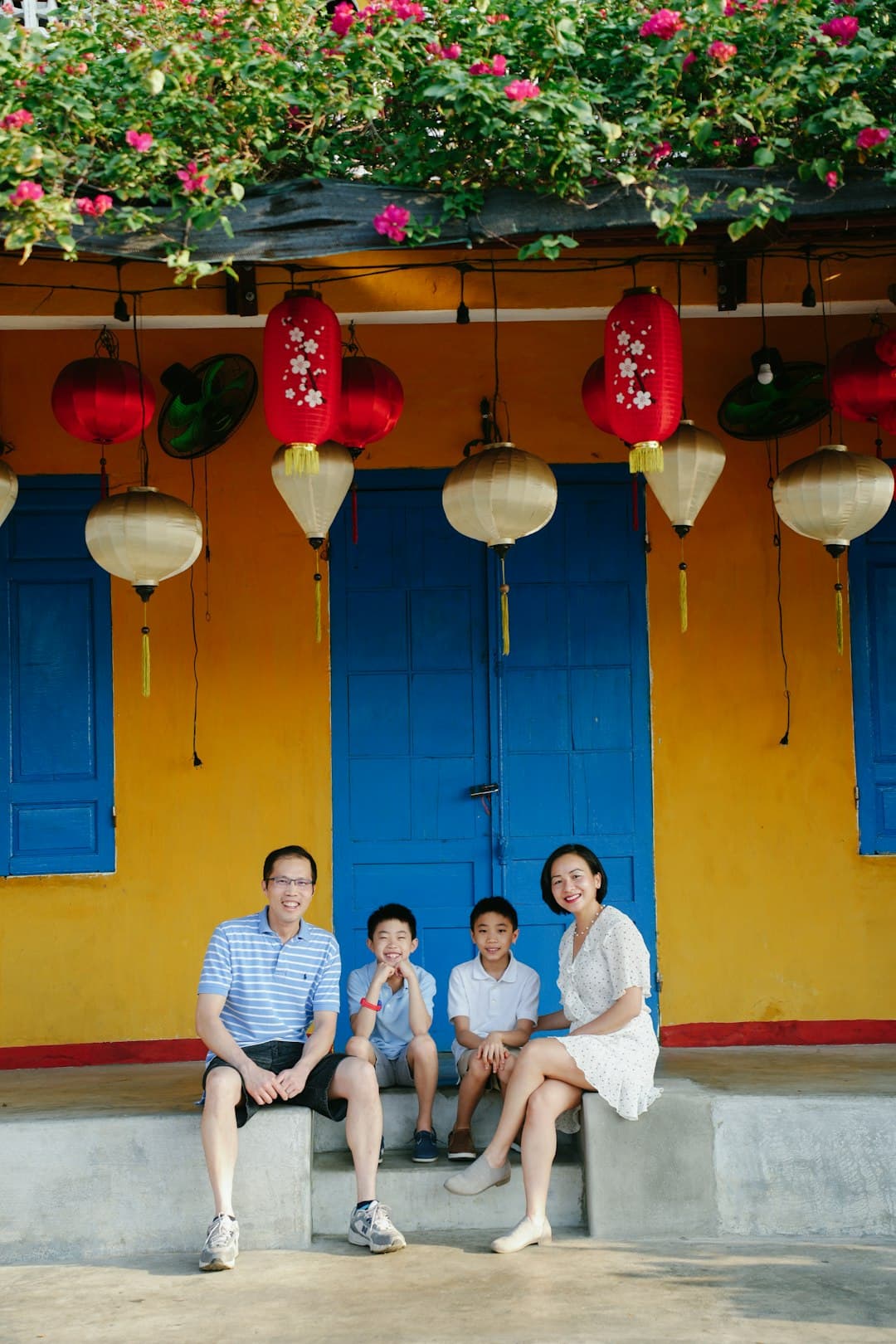 Rodzina eksplorująca Hanoi, odkrywanie kultury