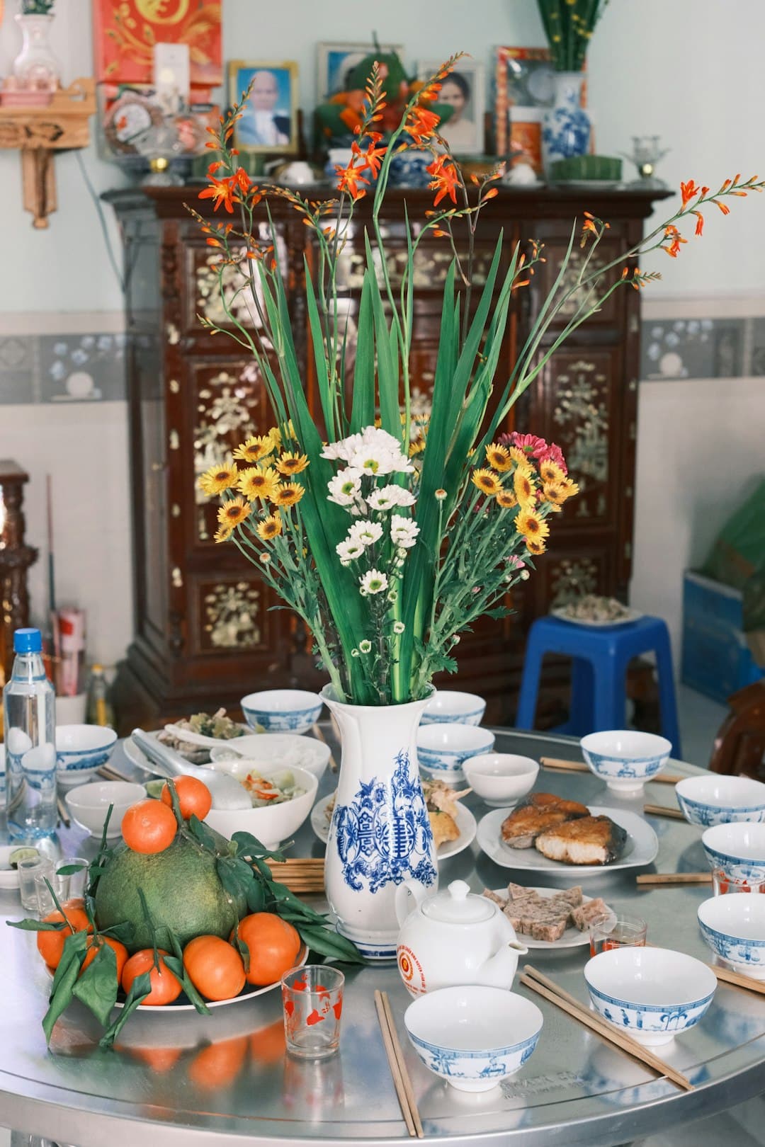 Rodzina gotująca wspólnie tradycyjne wietnamskie dania