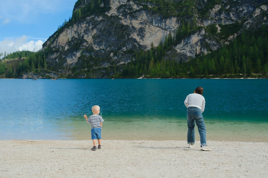 Dwoje ludzi nad jeziorem w górach