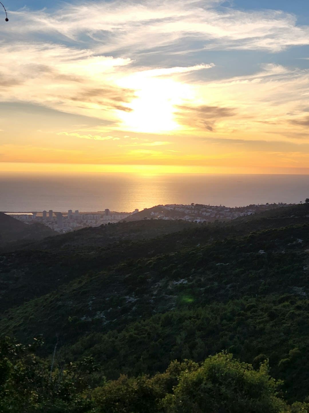 Zapierający dech w piersiach widok na Florianópolis z wzgórza