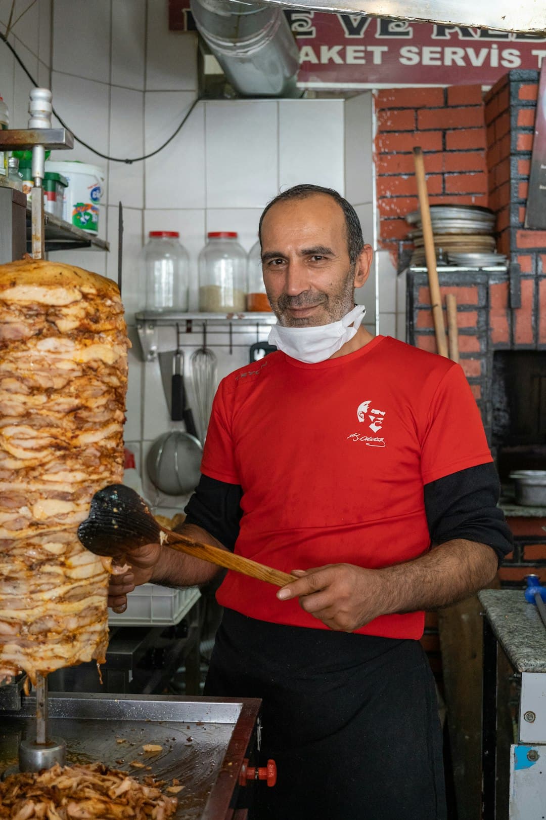 Pyszny kebab podany w tureckiej restauracji