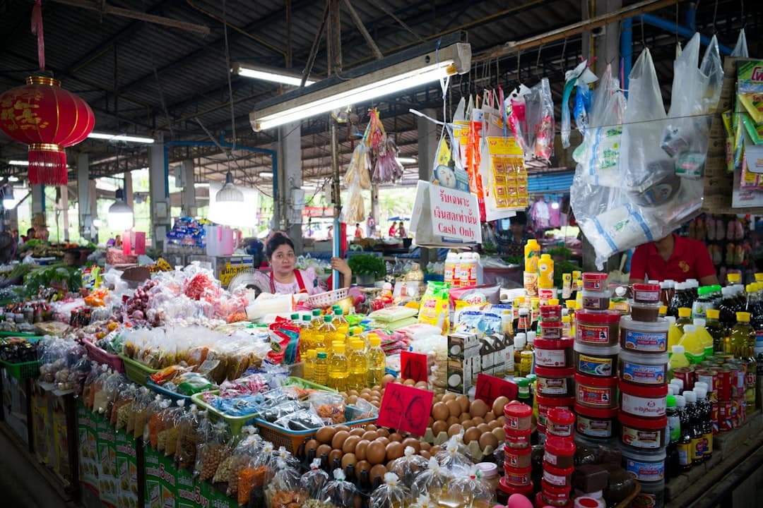 Lokalny targ z świeżymi owocami i owocami morza