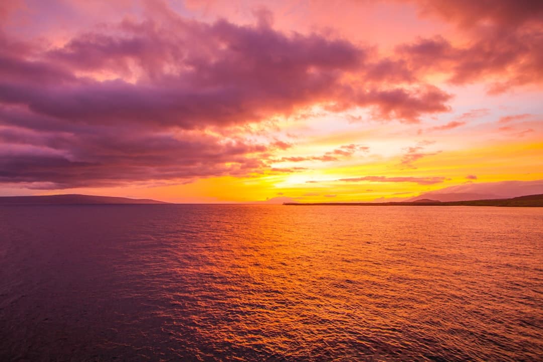 Piękny wschód słońca nad oceanem, inspiracja do podróży