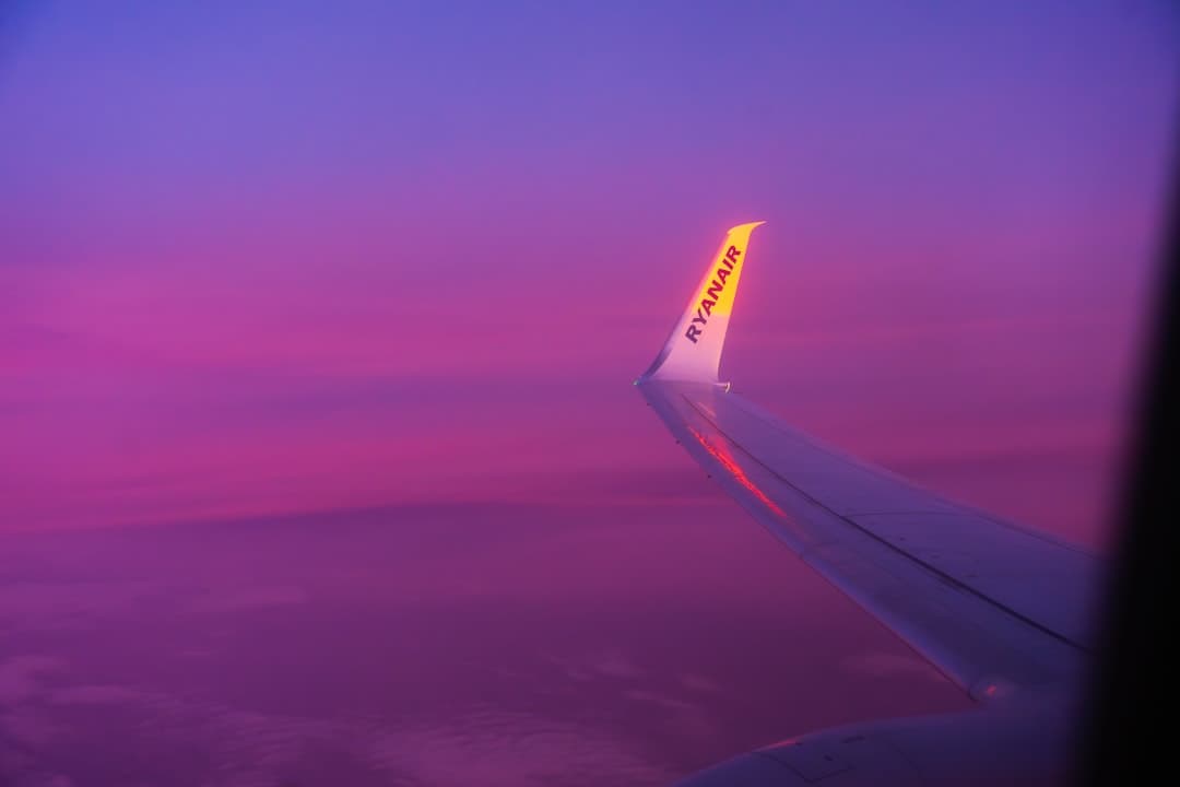 Samolot startujący o zachodzie słońca