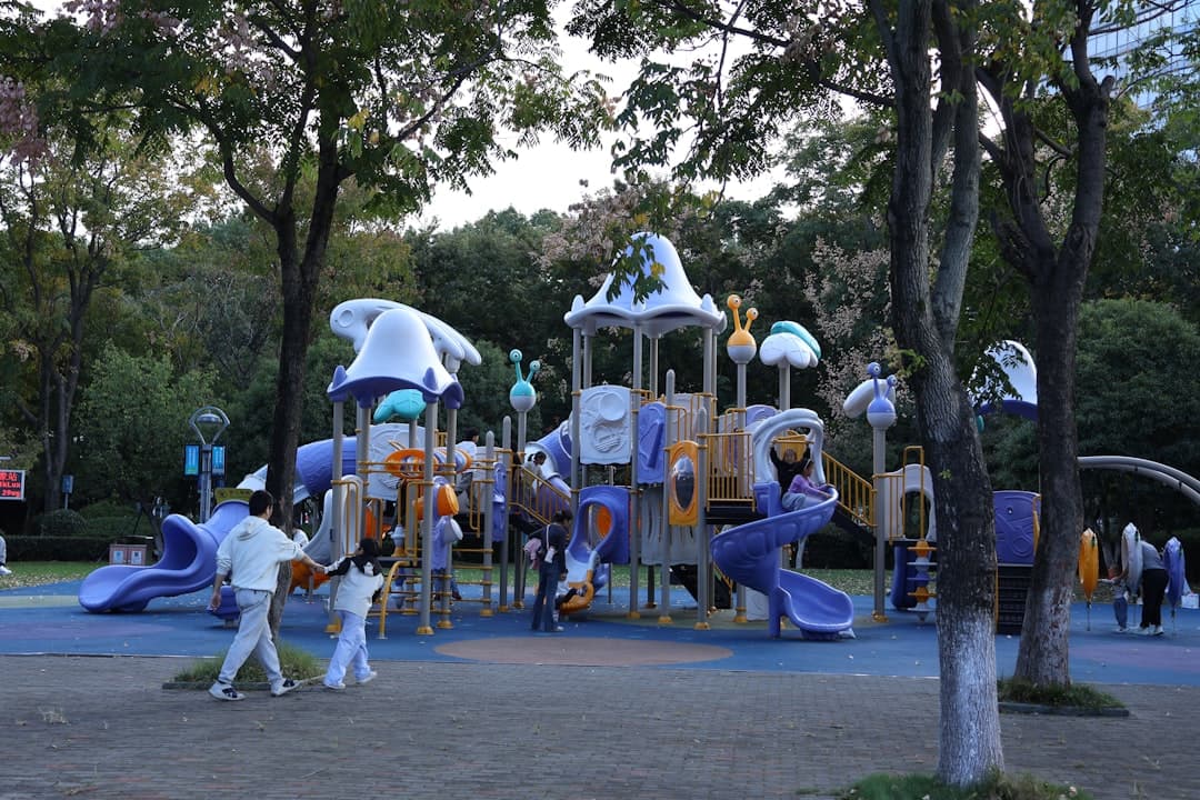 Dzieci bawiące się w parku