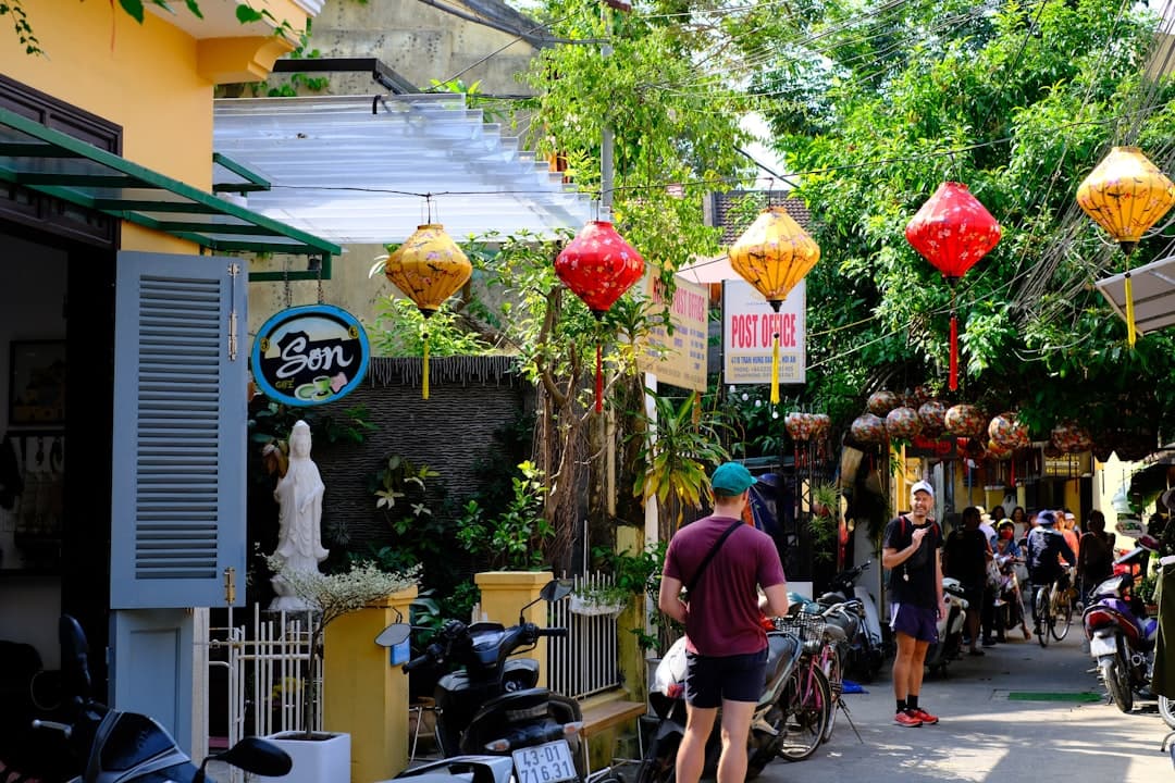 Kolorowe Stare Miasto w Phuket z kawiarniami i sklepami