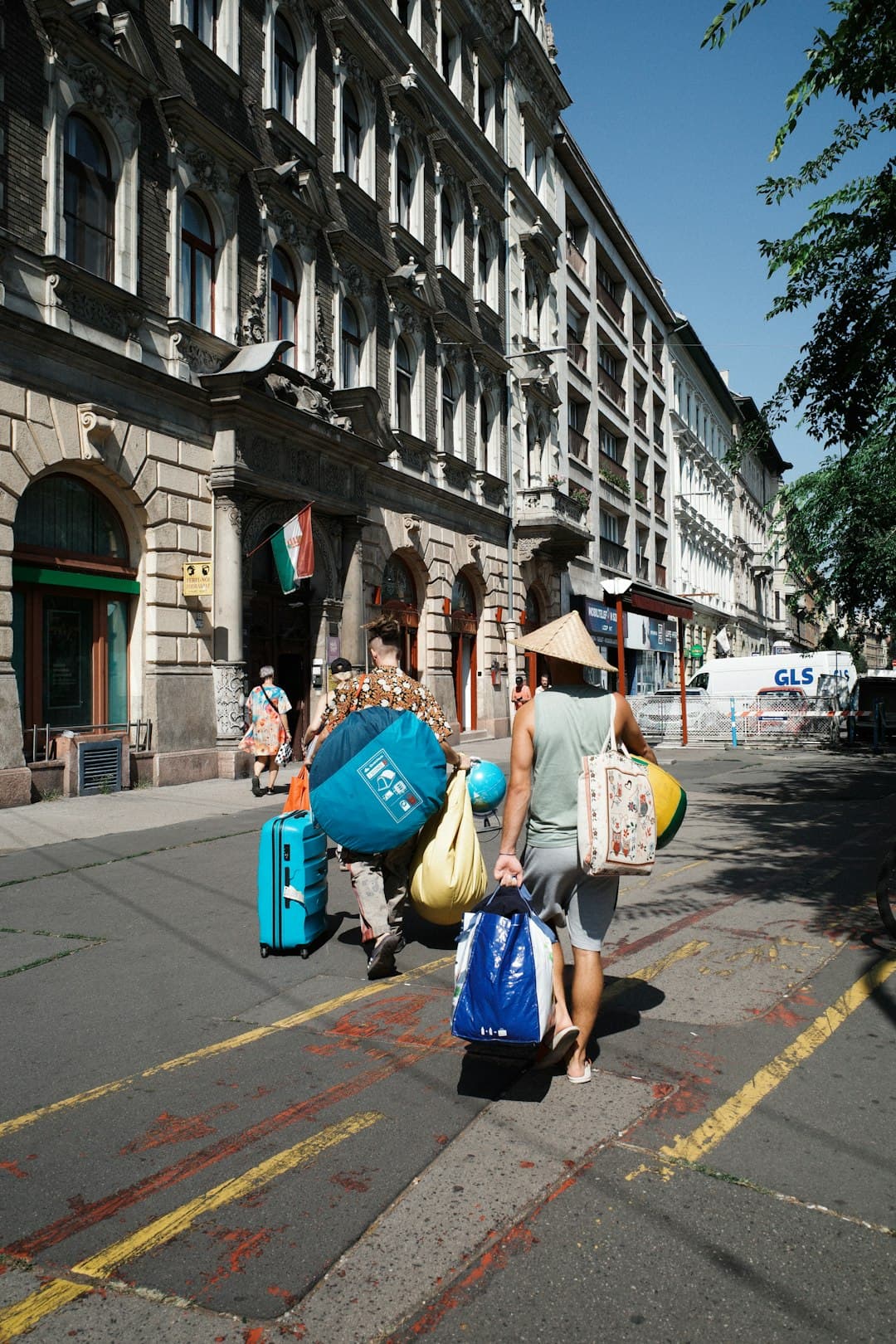 Szczęśliwa rodzina podróżująca razem w Budapeszcie