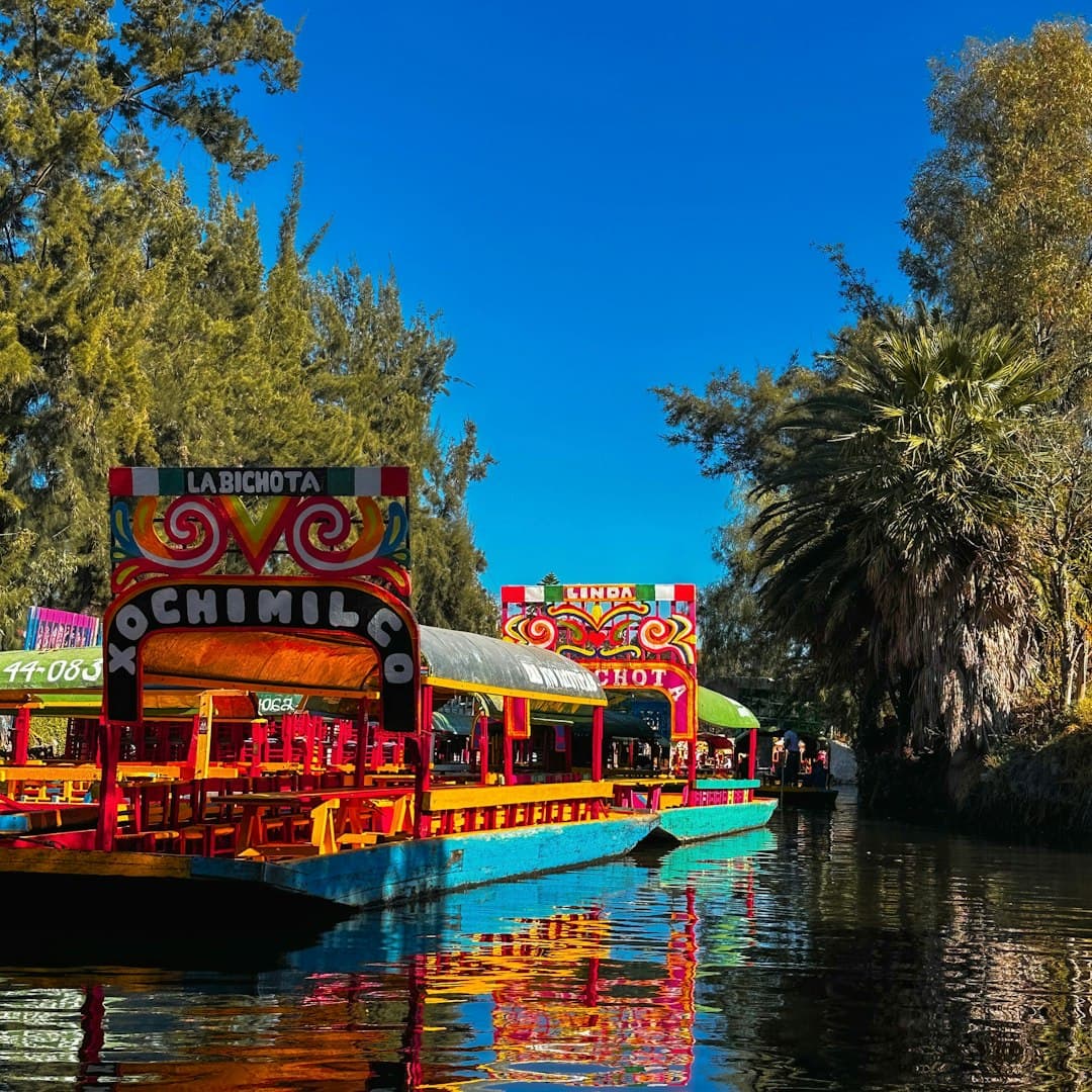 Kolorowe trajinery w Xochimilco w Meksyku