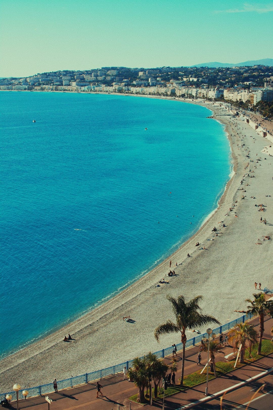 Piękna plaża w Nicei z leżakami
