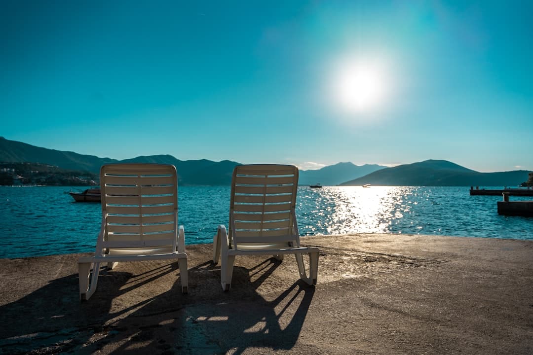 Ludzie relaksujący się na plaży w Herceg Novi