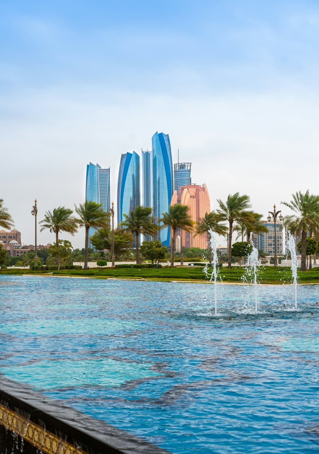 Dzieci bawiące się w parku wodnym