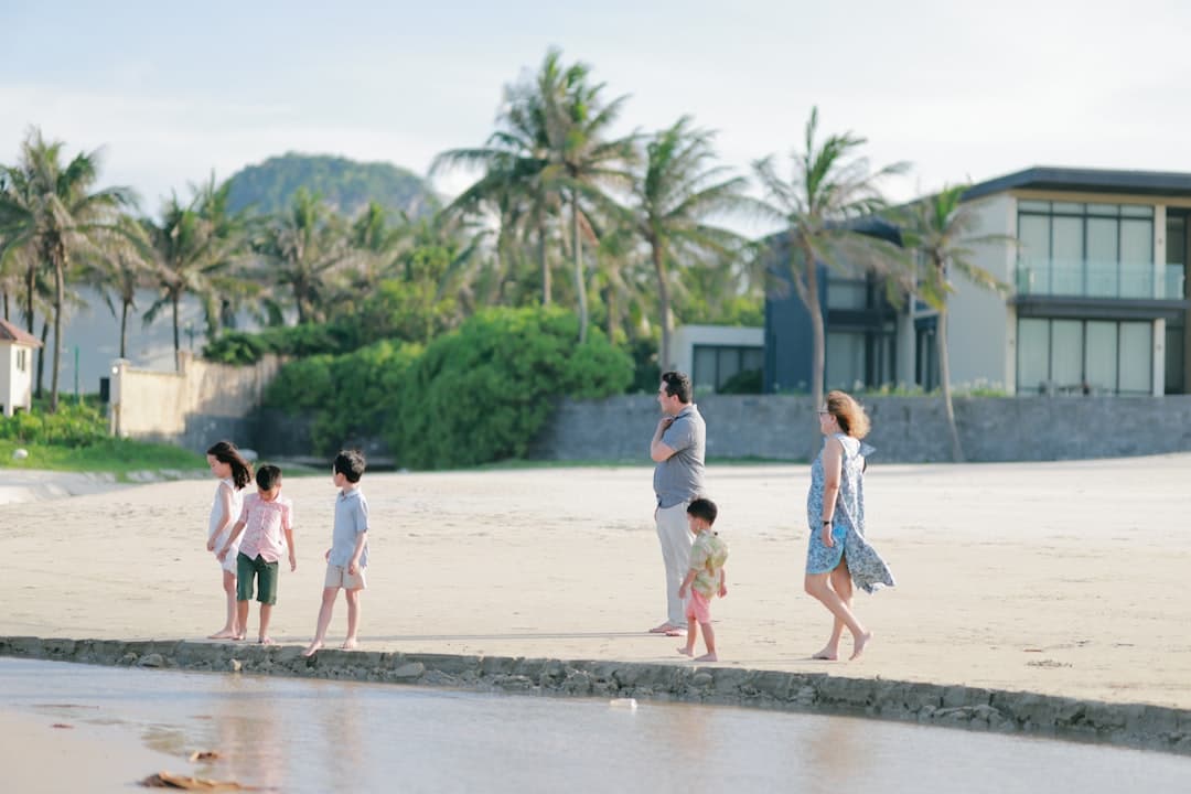 Rodzina na wakacjach w resorcie nad tropikalną plażą