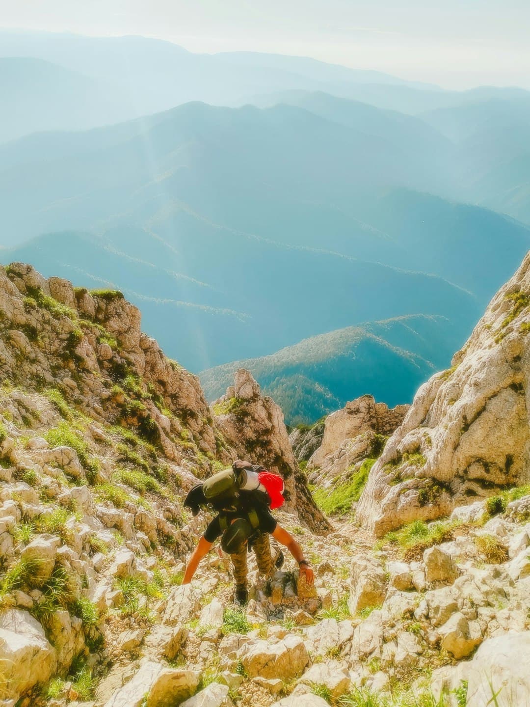 Wędrowiec podziwiający widok gór na Krecie