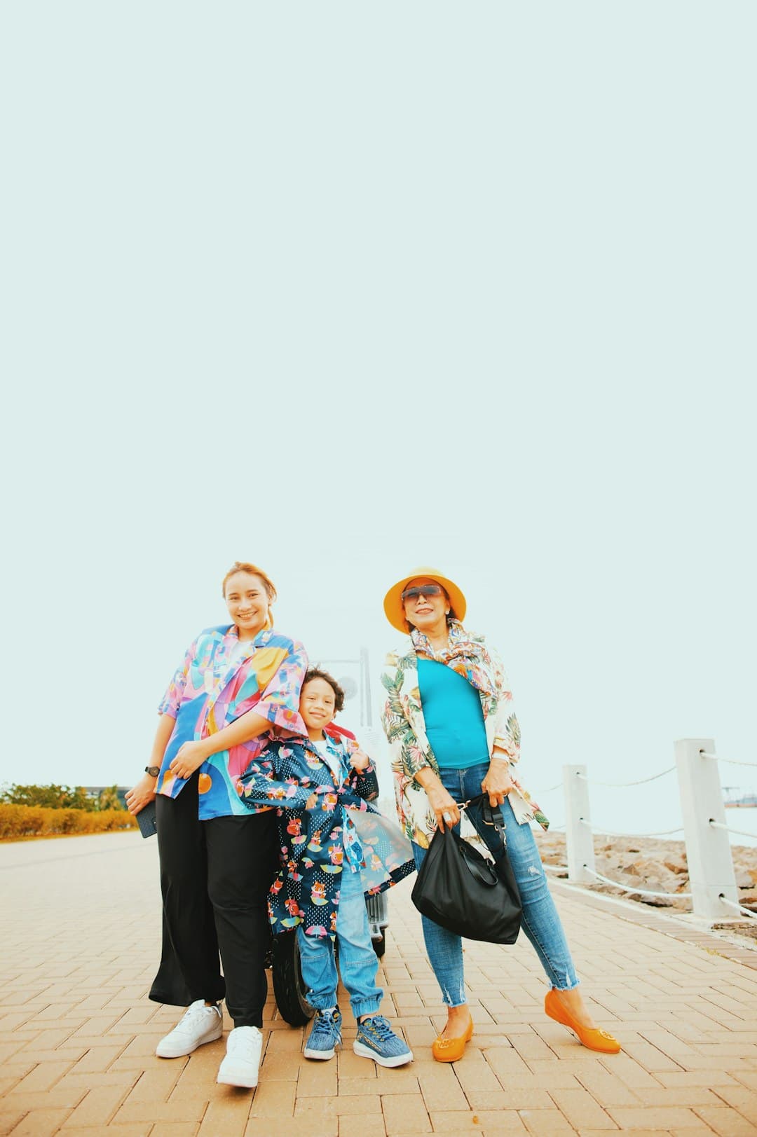 Rodzina ciesząca się wakacjami w tropikach