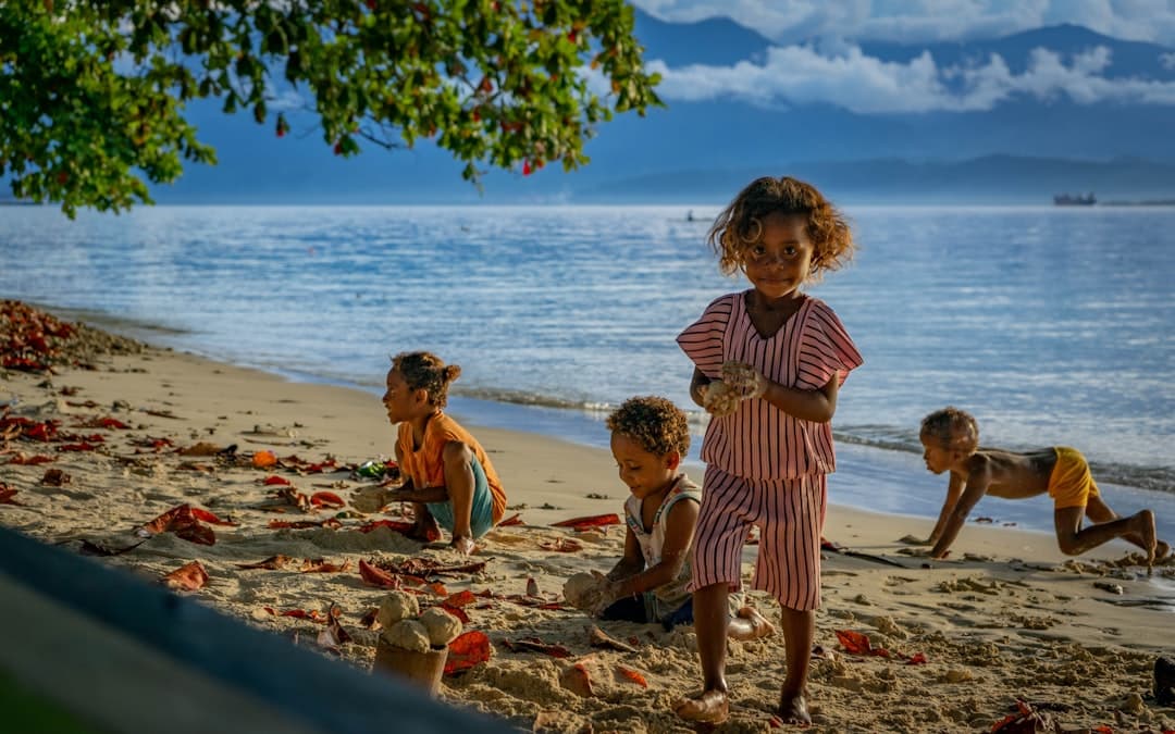 Dzieci bawiące się na plaży na Fidżi