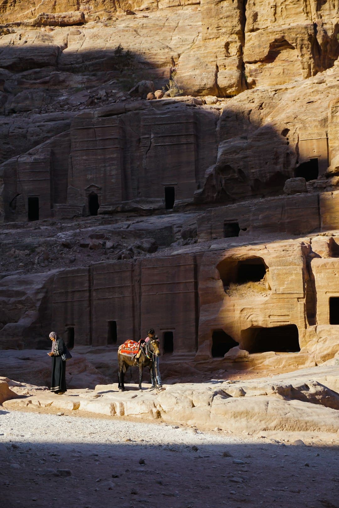 Turyści zwiedzający Petrę
