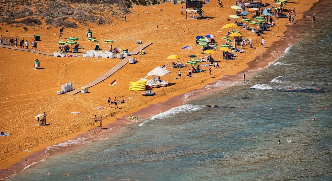 Ludzie odpoczywający na plaży Grand Baie, Mauritius