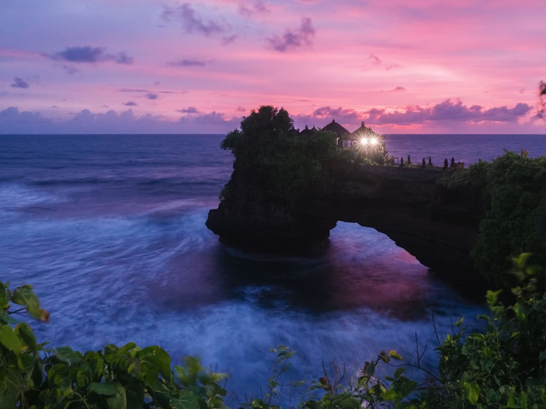 Zachód słońca nad oceanem na Bali