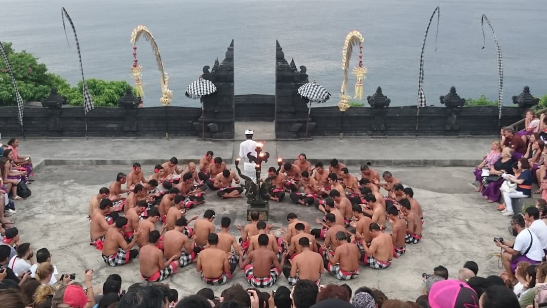 Taniec kecak na Bali, tradycyjny występ grupowy.