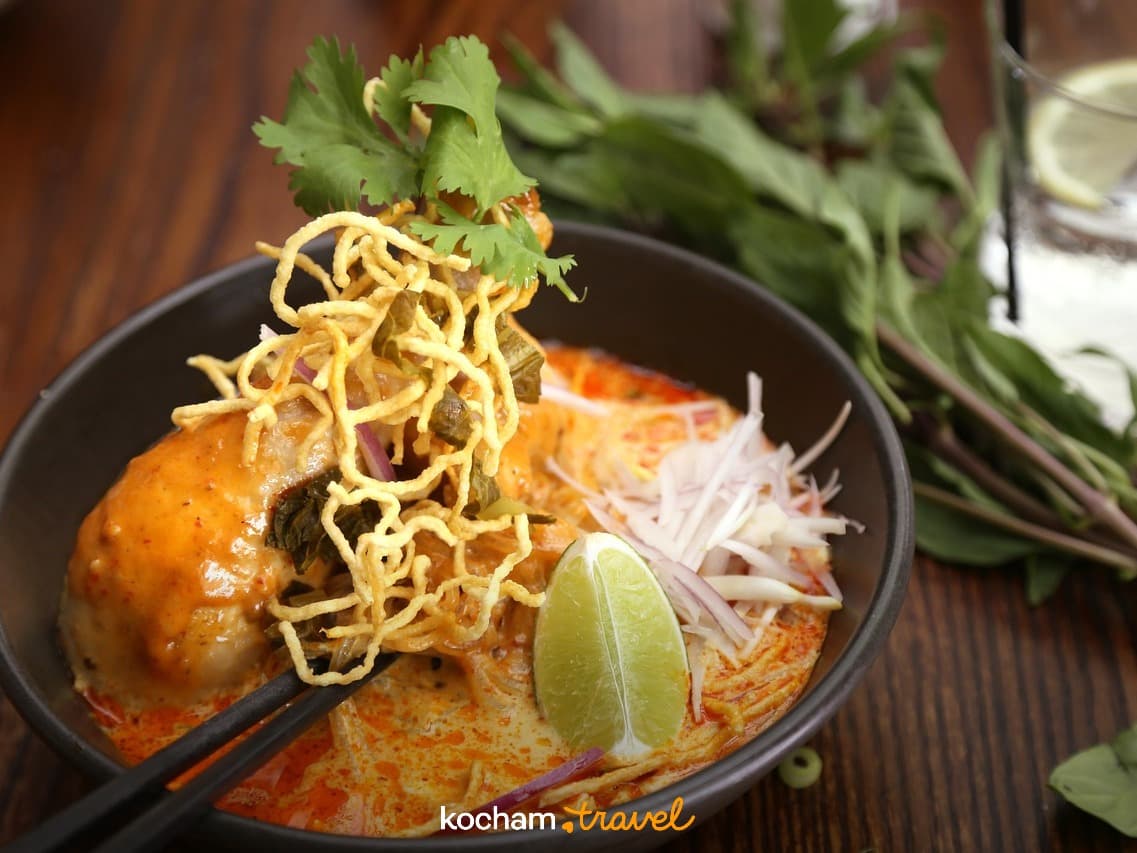 Tajskie Khao Soi z kurczakiem, makaronem i limonką, pikantne danie.