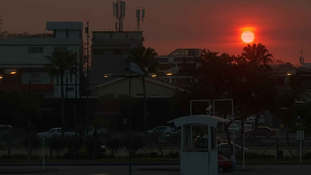 Piękny zachód słońca nad panoramą Guayaquil