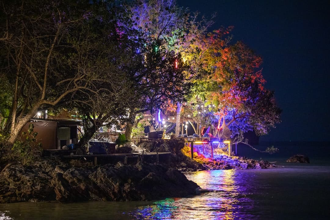 Życie nocne w Beau Vallon z żywą atmosferą