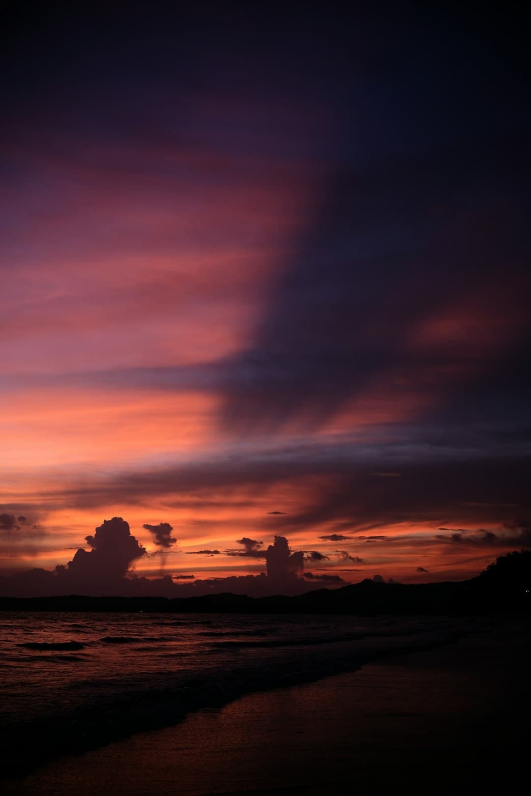 Piękny zachód słońca nad oceanem na Seszelach