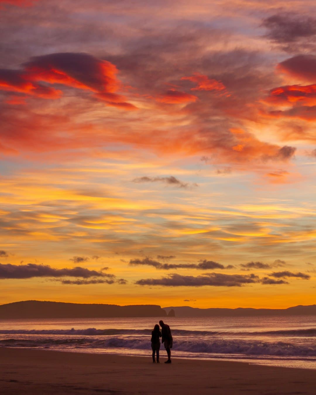 Romantyczna para spacerująca po plaży Beau Vallon przy zachodzie słońca