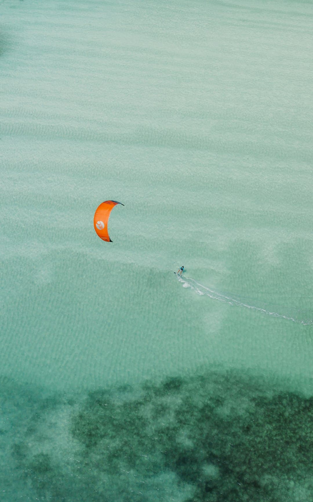 Kitesurfing na plaży w Zanzibarze