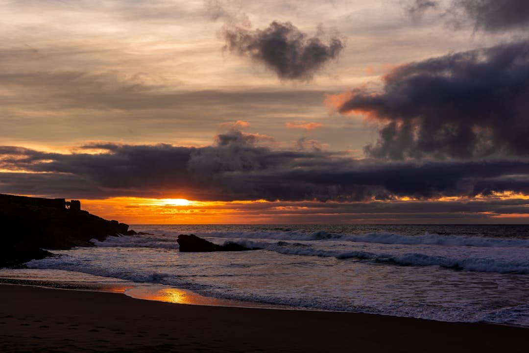 Piękny zachód słońca na plaży w Cascais