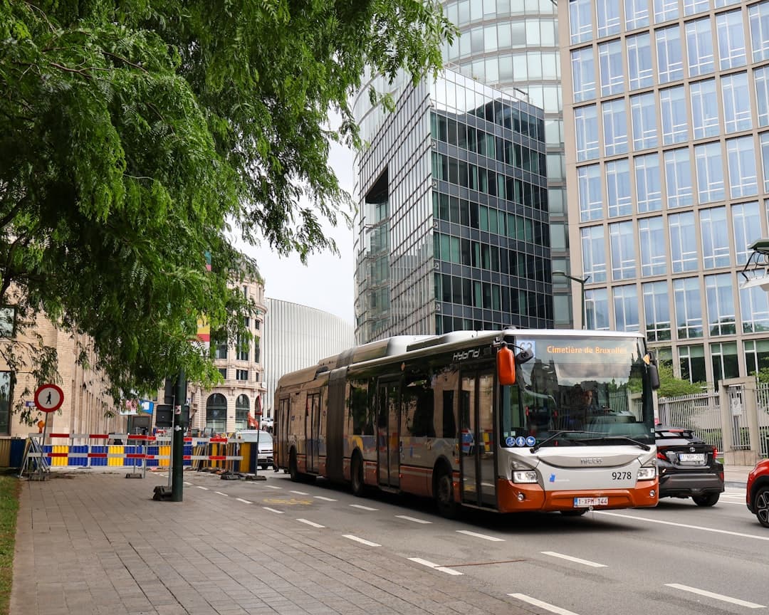 Autobus miejskiego transportu przed biurowcami w Brukseli.