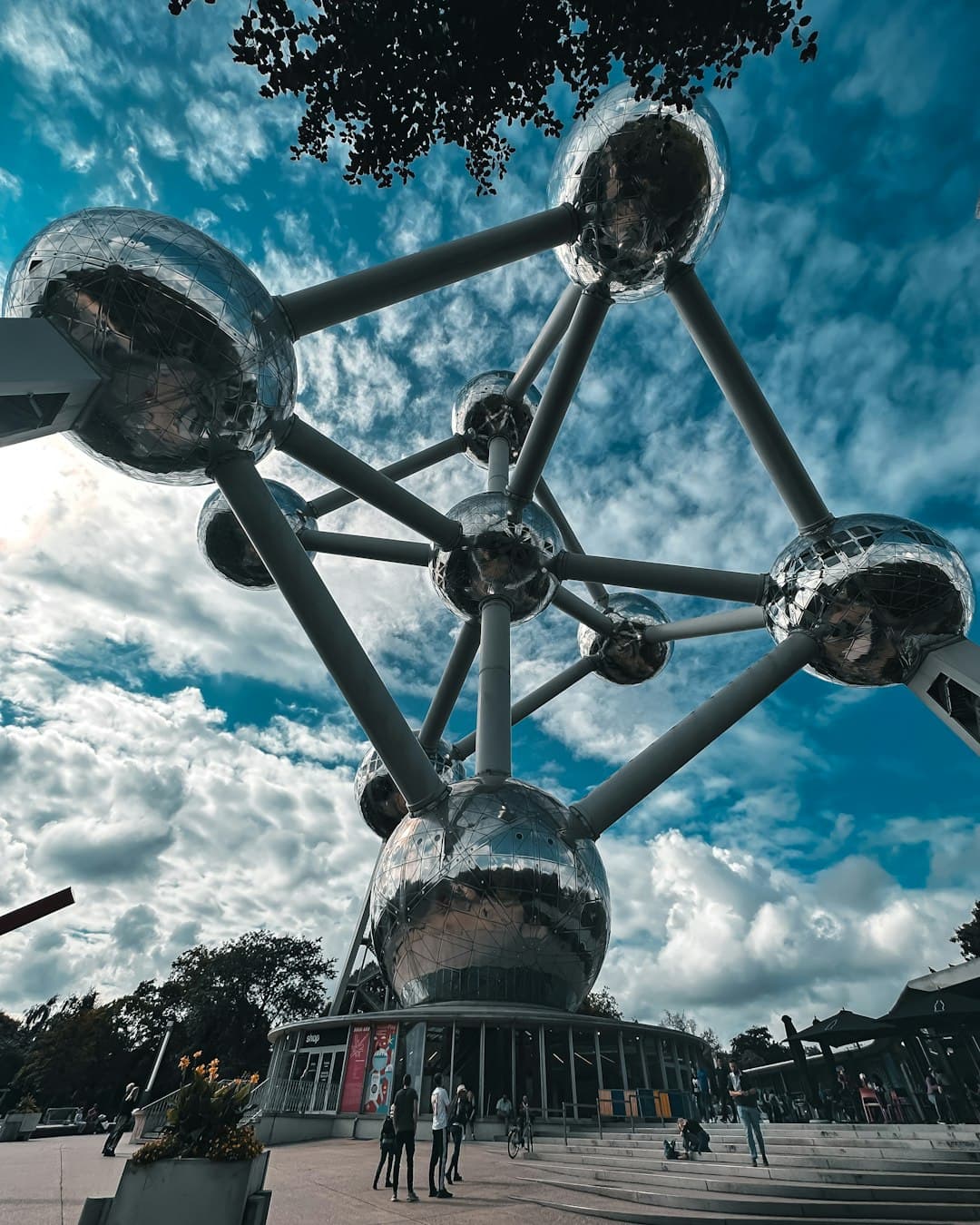 Atomium w Brukseli, niebo, struktura stalowa, chmury.