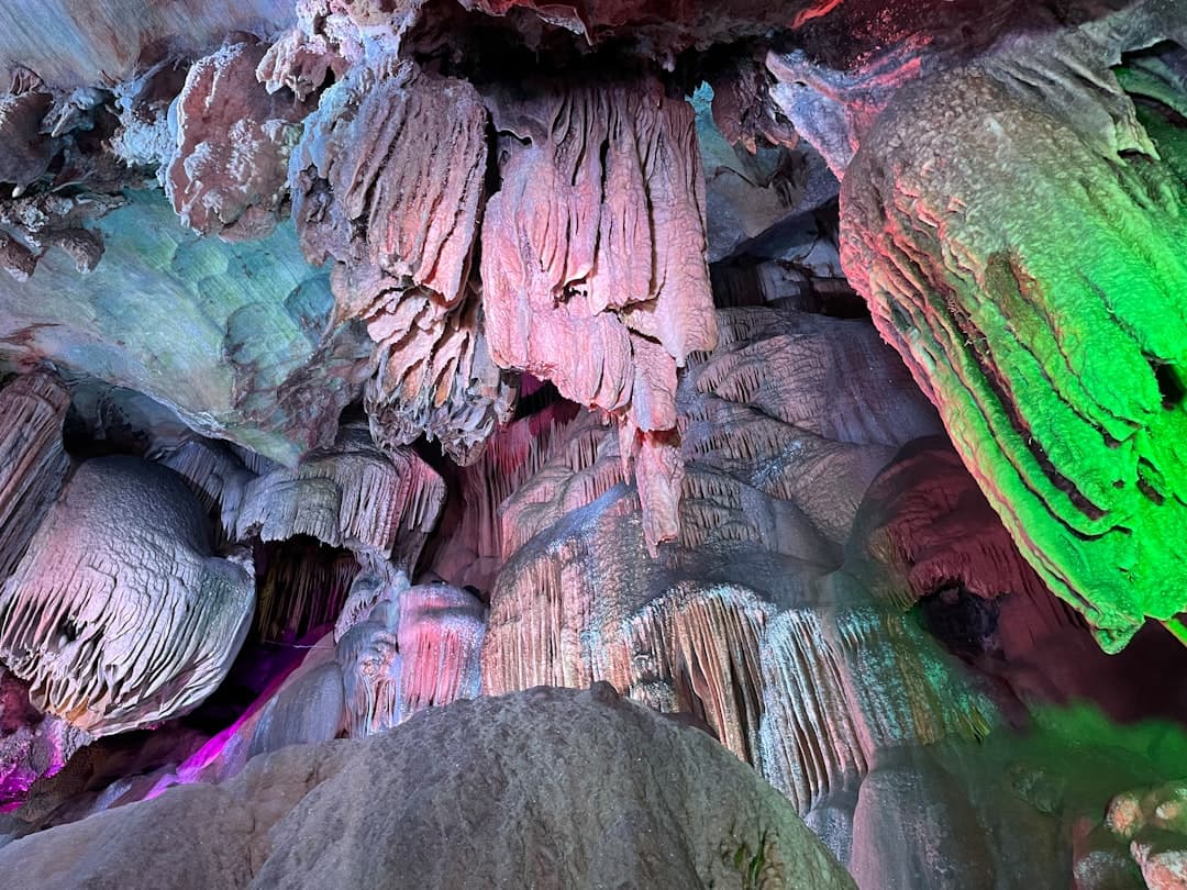 Wnętrze jaskini Cueva de los Verdes z kolorowymi minerałami