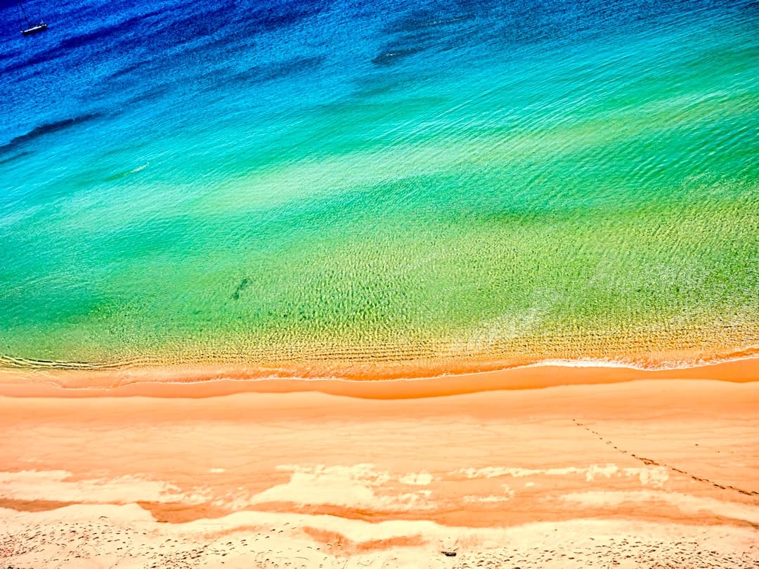 Piękna plaża w La Graciosa z czystą, niebieską wodą