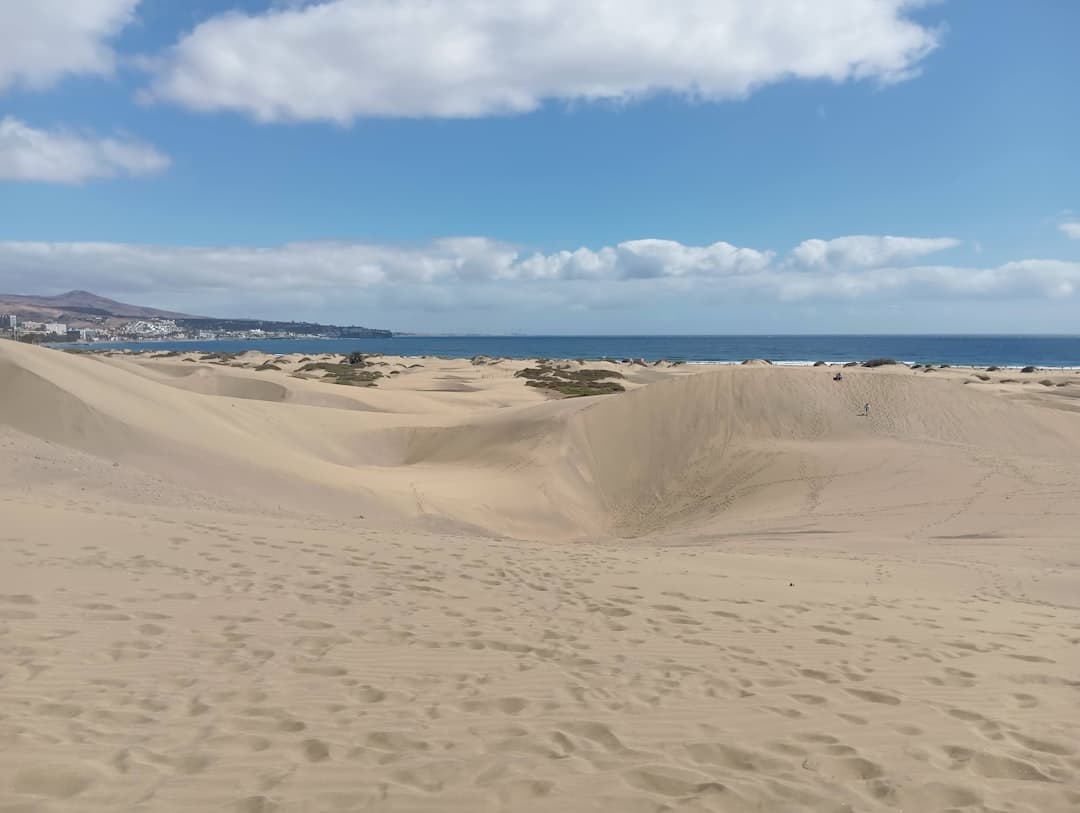 Piękna piaszczysta plaża w Playa Blanca, Lanzarote