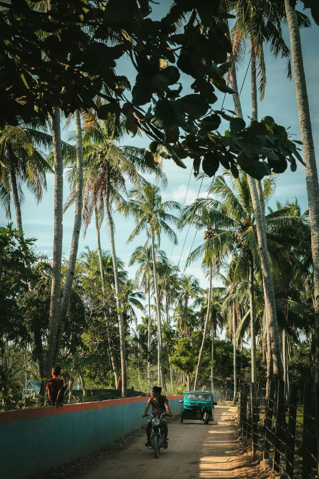 Rodzina ciesząca się czasem na plaży