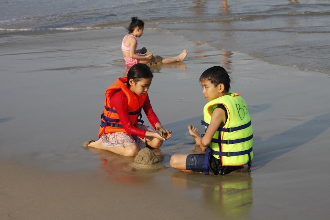 Dzieci cieszące się spokojnymi wodami plaży