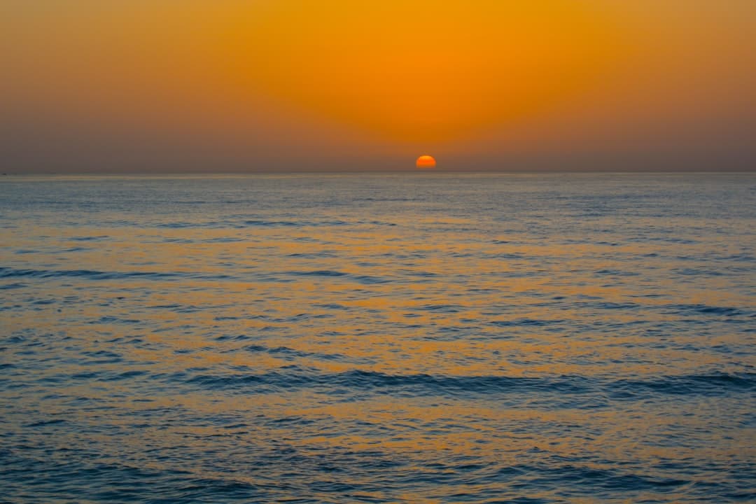 Piękny zachód słońca nad Morzem Śródziemnym