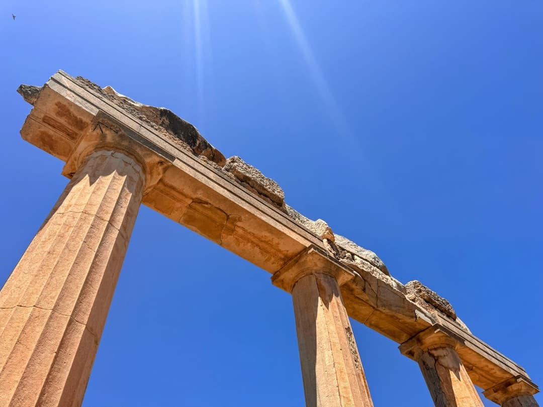 Kamienne kolumny antyczne na tle nieba.