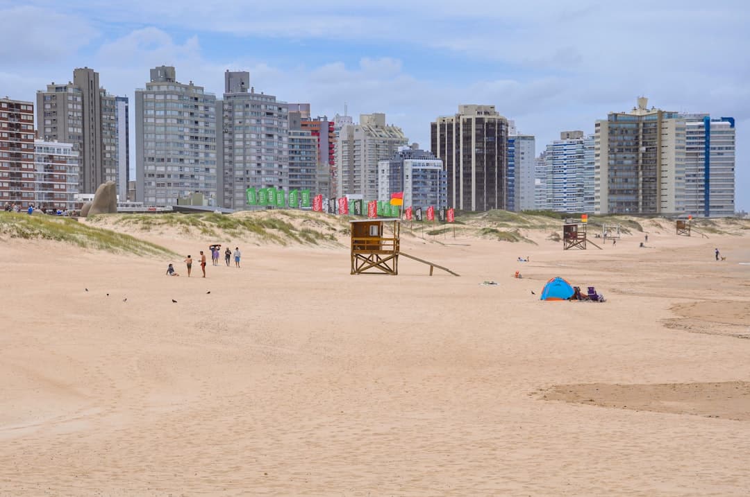 Plaża wzdłuż promenady z wieżowcami