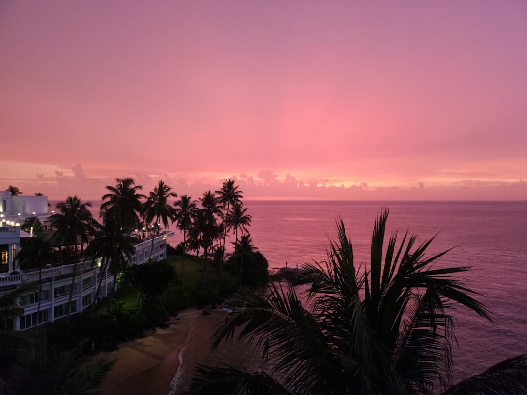Rajska plaża o zachodzie słońca