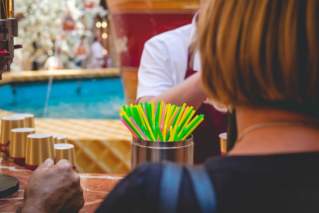 Ludzie cieszący się jedzeniem i napojami w hotelu