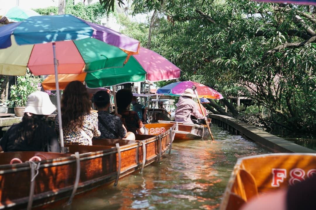 Ludzie cieszący się wycieczką po Parku Narodowym Ang Thong