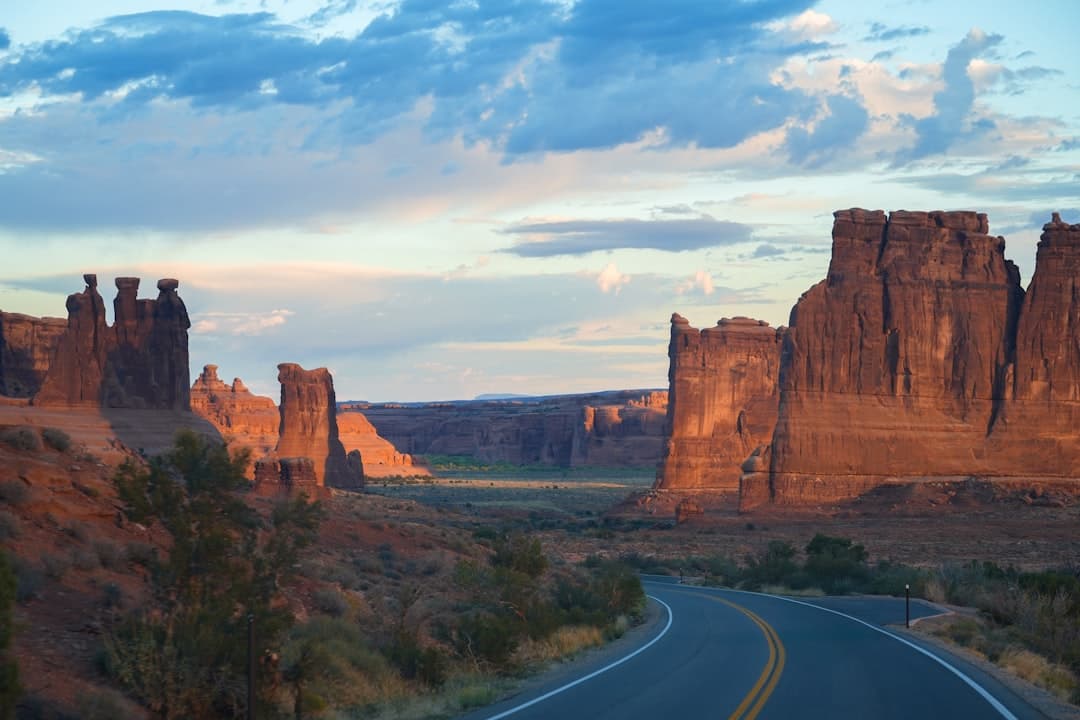 Skaliste formacje w czerwonym pustynnym krajobrazie Utah.