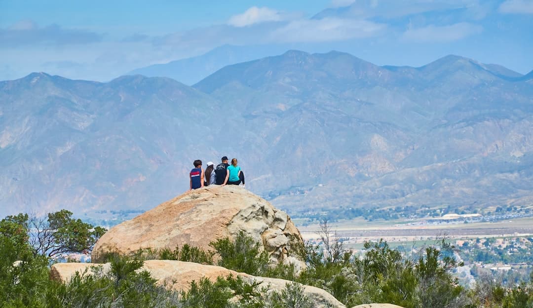 Grupa turystów cieszących się widokiem na Caminito del Rey
